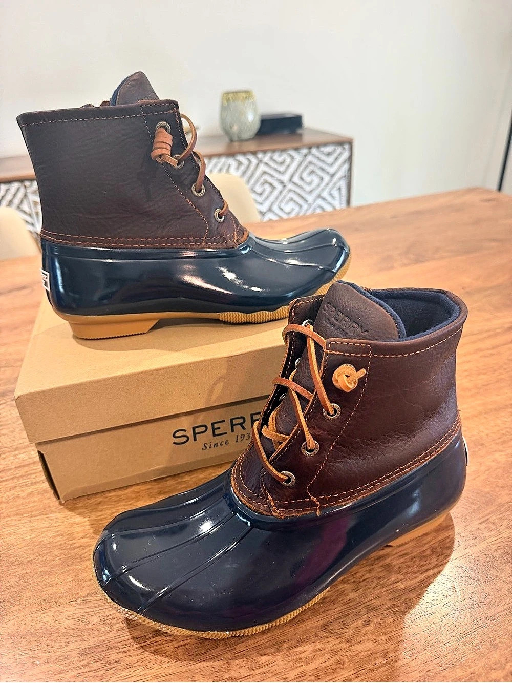 Sperry Saltwater Tan/Navy -BNIB Size 7Medium
